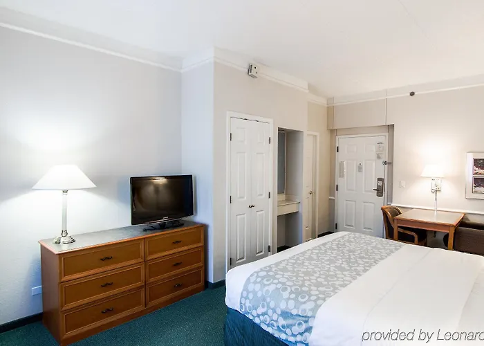 Country & By Radisson, Chicago-hoffman 3*